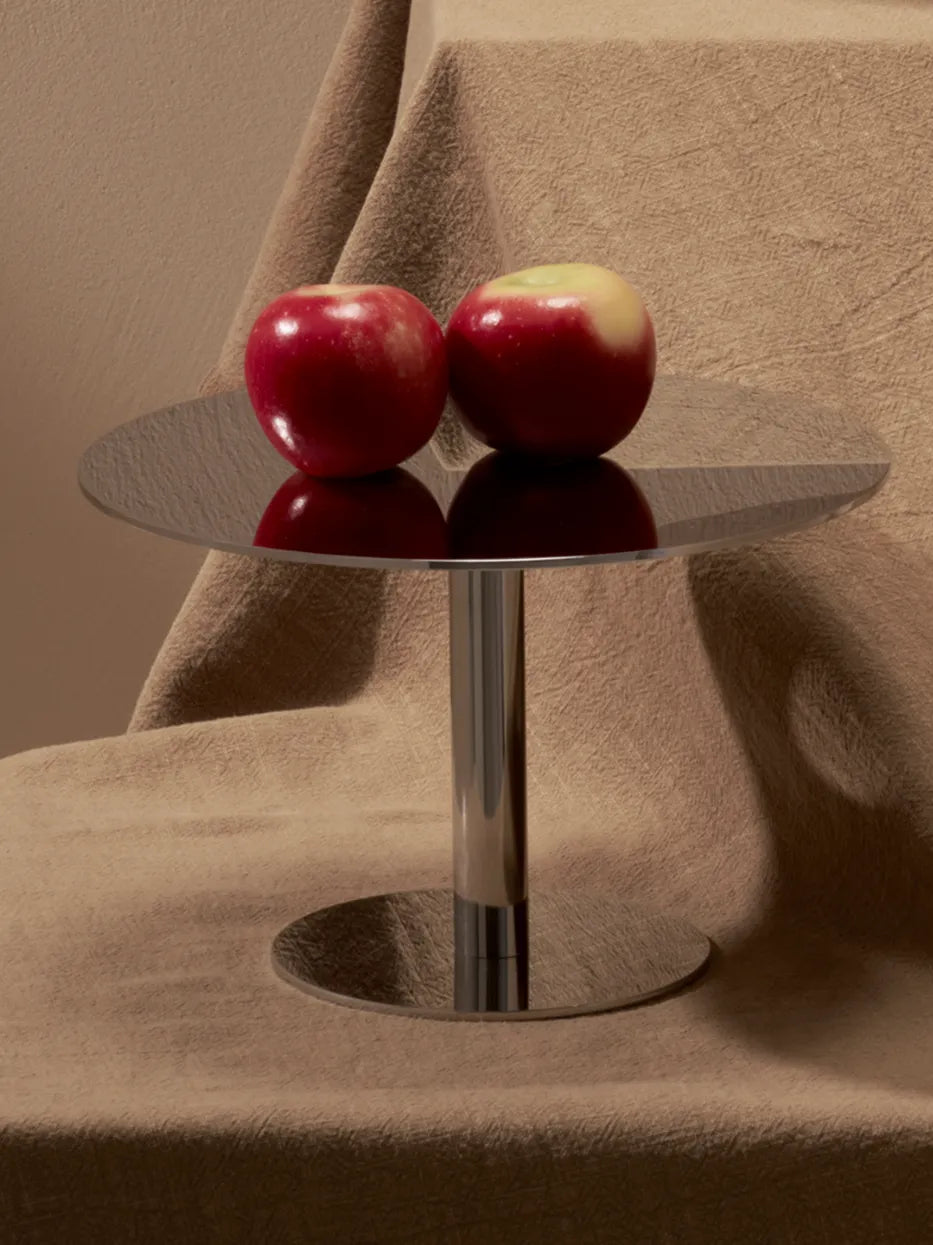 RESONG HD Dessert Plate M in polished stainless steel, styled with fresh apples as an elegant fruit serving stand