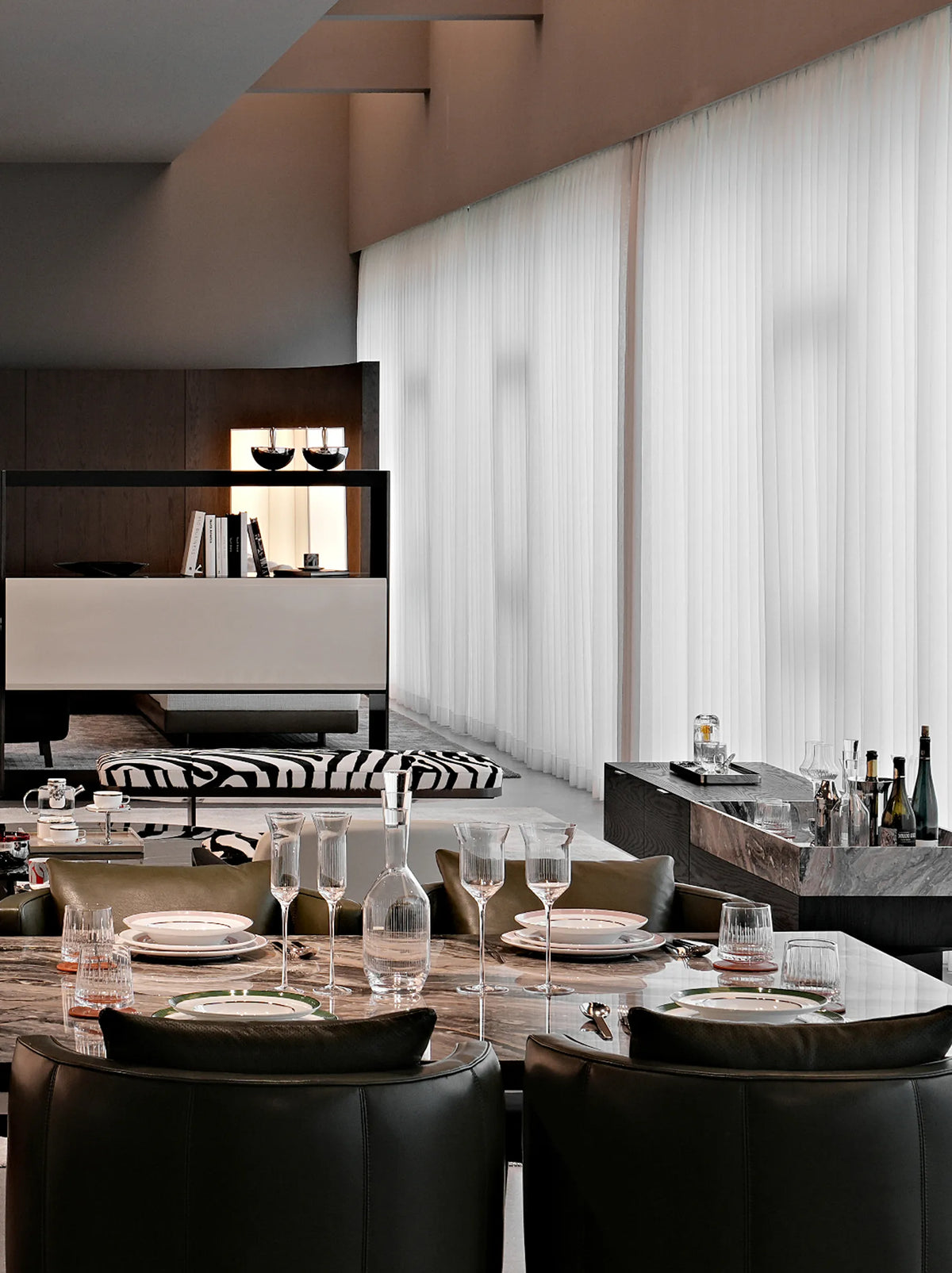 RESONG Home formal dining table setting side view, complete dinnerware & barware arrangement on marble countertop, including ERYA Collection porcelain dinner set, R Collection stainless steel cutlery, TRIUMPH, RICO & XUYU hand-carved Whiskey Collections, BUTTERFLY WHISPER Teapot Set and HD Tray Collection glossy black serving tray. Suitable for fine dining home banquets, private wine tastings, villa dining room setup, high-end restaurant table decor