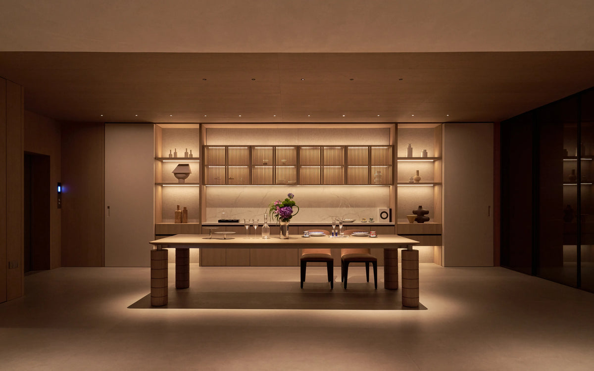 RESONG Home japandi style wooden dining room full panorama, solid wood long dining table with built-in slat sideboard and ambient LED lighting, curated with OPTICAL ART lacquer decor, XUYU hand-carved crystal glassware, SHEDI double-layer vase, ERYA high-temperature porcelain tableware and ALK drinkware. Warm minimalist wabi-sabi interior, ideal for villa dining space, luxury model home soft furnishing, high-end residential decor inspiration