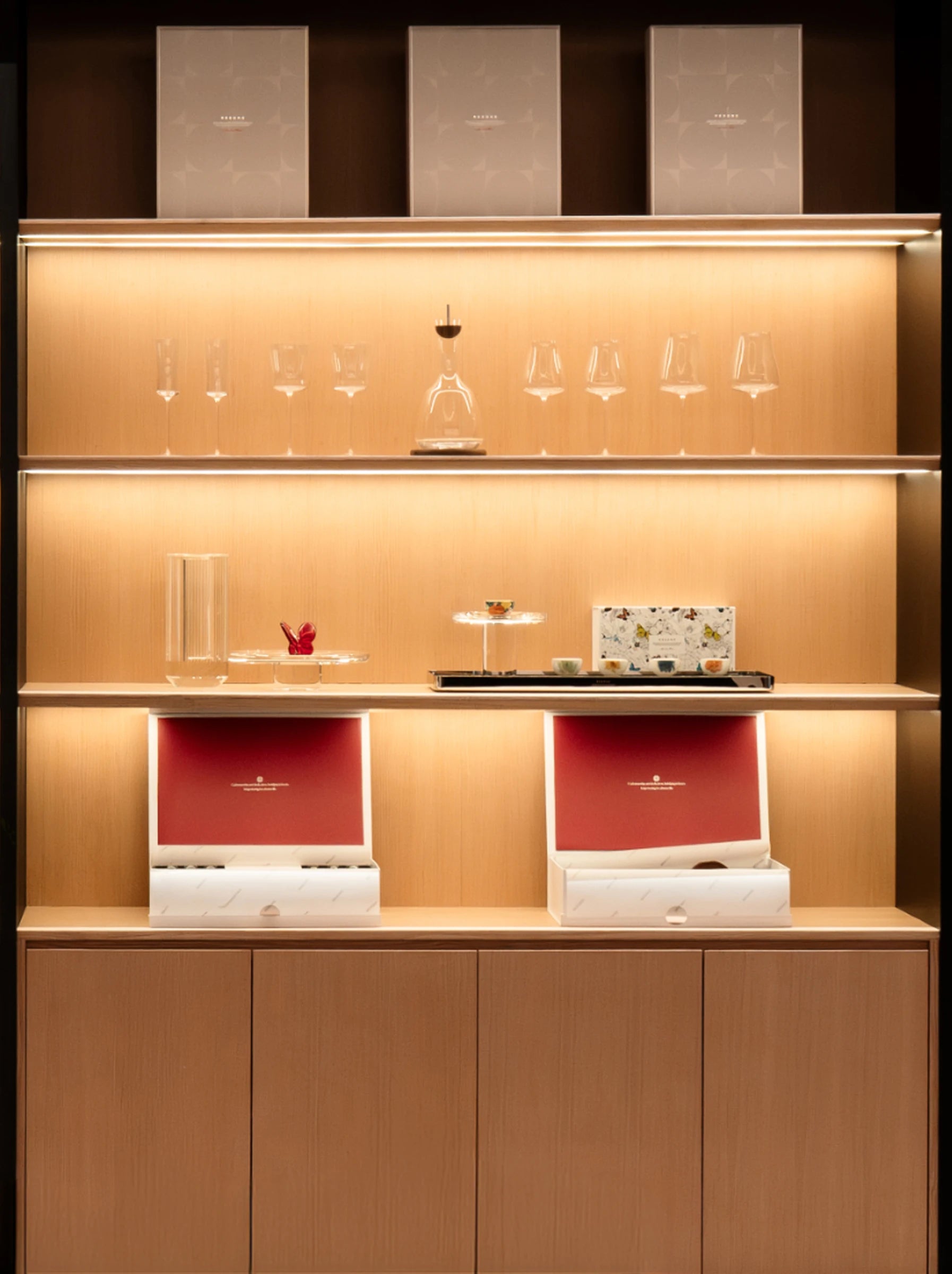 RESONG Home warm oak LED display shelf with teaware & tabletop storage collections, including ALK colorful ceramic cups, UNDERGLAZE MULTICOLORED Ceramic Cup Set, GUOYUE tea series, DRAGONFLY & PAIS lacquer storage boxes, and MINIMALIST white vase collection. Fine bone china, handcrafted lacquer and mouth-blown glass, perfect for home tea room, dining sideboard, homestay pantry, afternoon tea display, housewarming gift arrangement