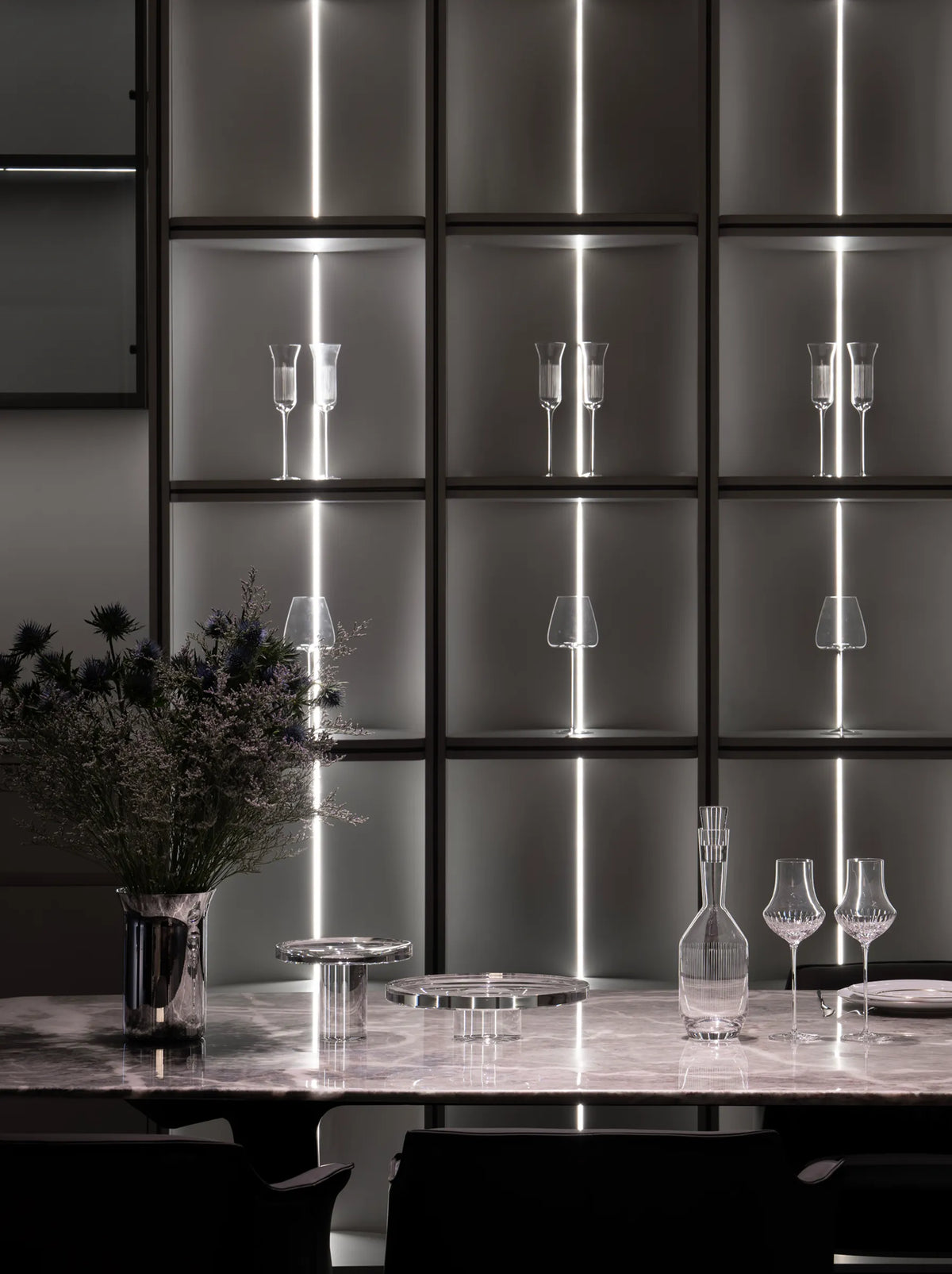 Close-up of the RESONG HOME SHEDI Double-Wall Vase with the STARLIGHT Crystal Collection and HD Stainless Steel Collection, showcasing premium craftsmanship in a luxury dining setting.