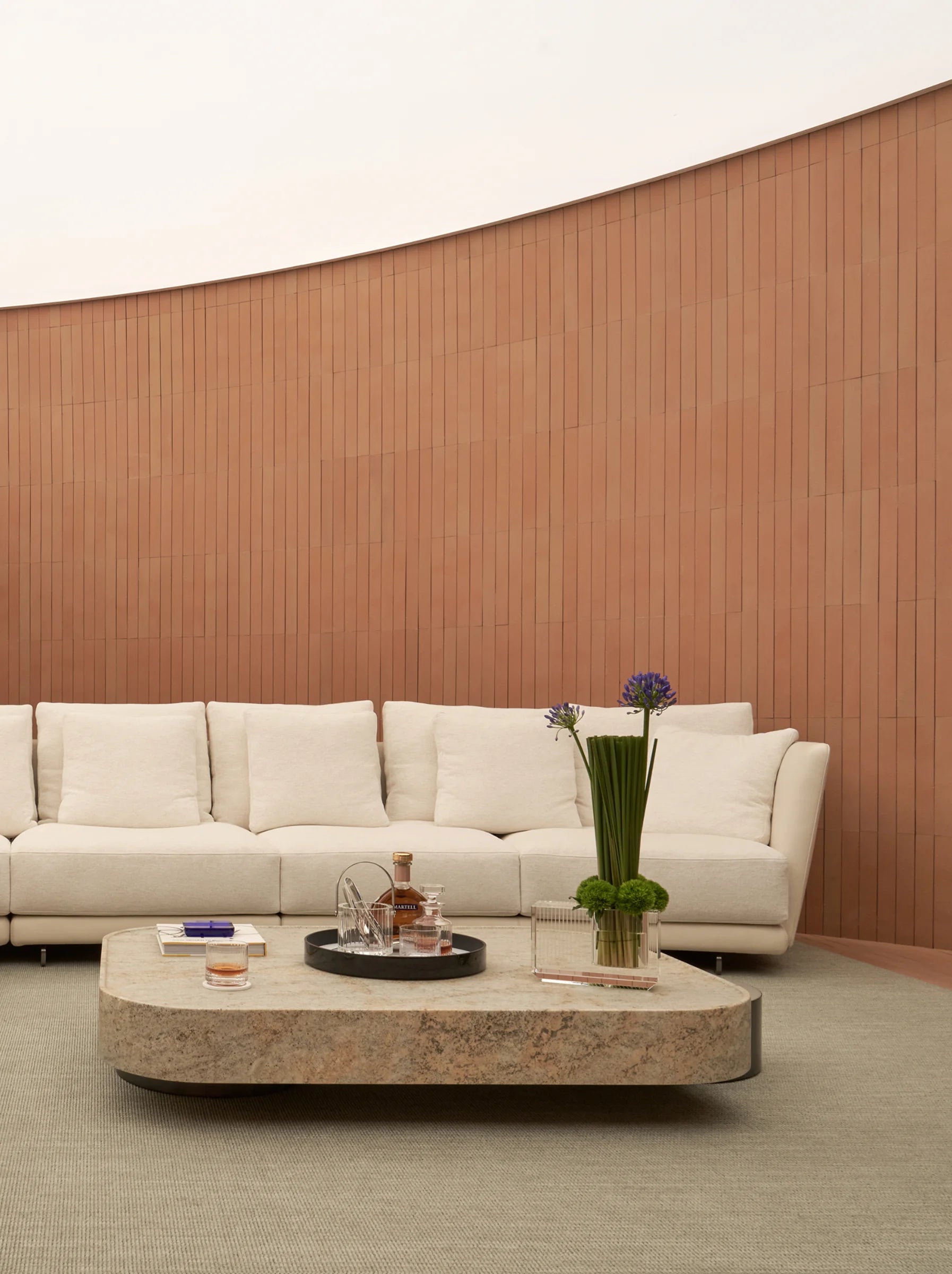 RESONG HOME XUYU crystal cube vase with fresh flowers displayed alongside the FILO Whiskey Collection, OPTICAL ART lacquer tray, and GENTLEMAN crystal glasses in a contemporary luxury living room.