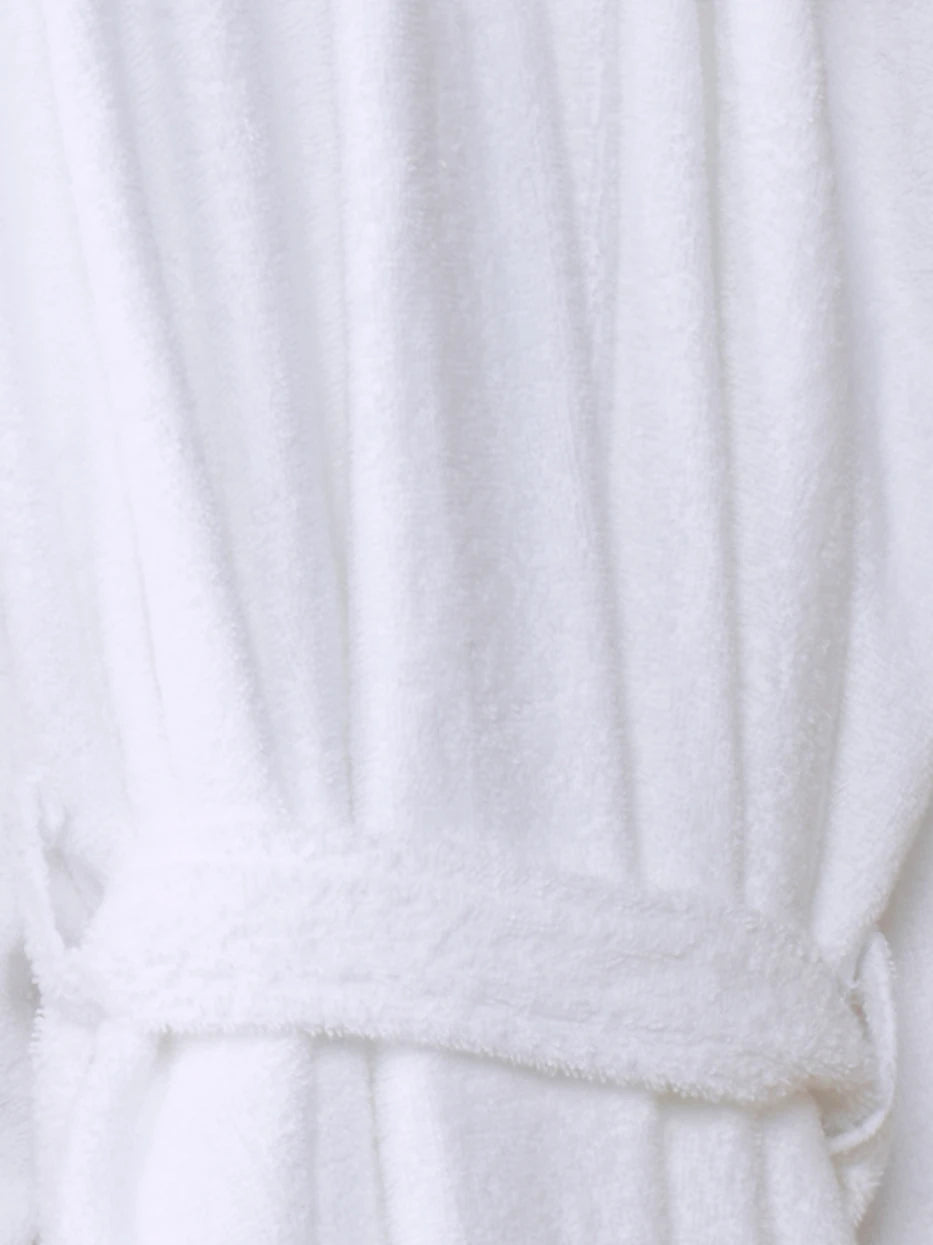 Macro close-up of folded cuff contrast navy piping of R Collection white cotton bathrobe, white terry fabric matched with thin navy inlaid line, uniform neat lock stitching, double-layer fitted terry fabric, displays premium hotel precise wrapped edge craft