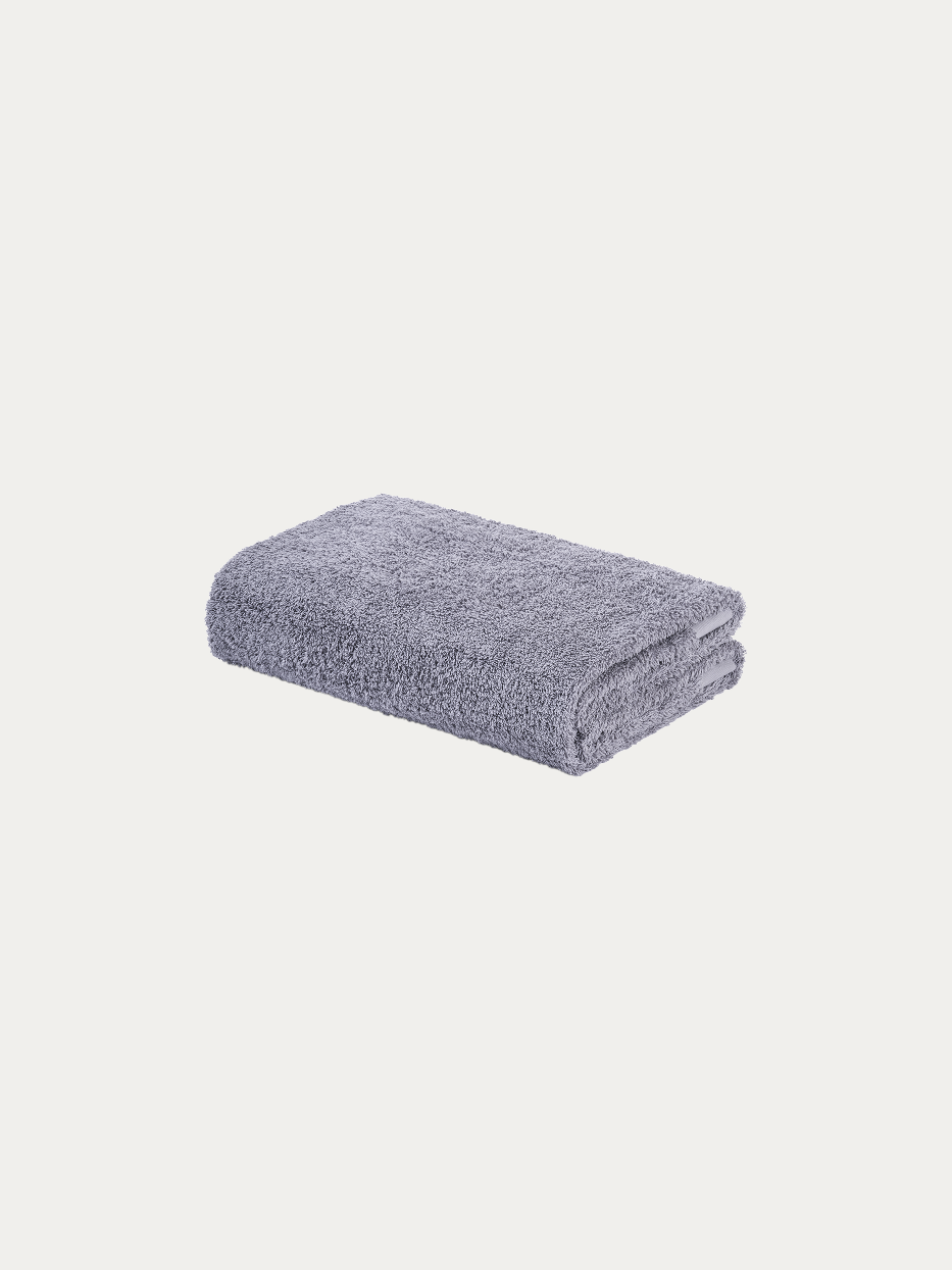 fficial flat lay product shot of R Collection gray cotton bath towel on pure off-white background, wide 1400×700mm size, 640g heavy dense cotton terry loop, matching tone embroidered RESONG TOWELS logo on hem, neutral style full-body water-absorbent towel for hotel & household