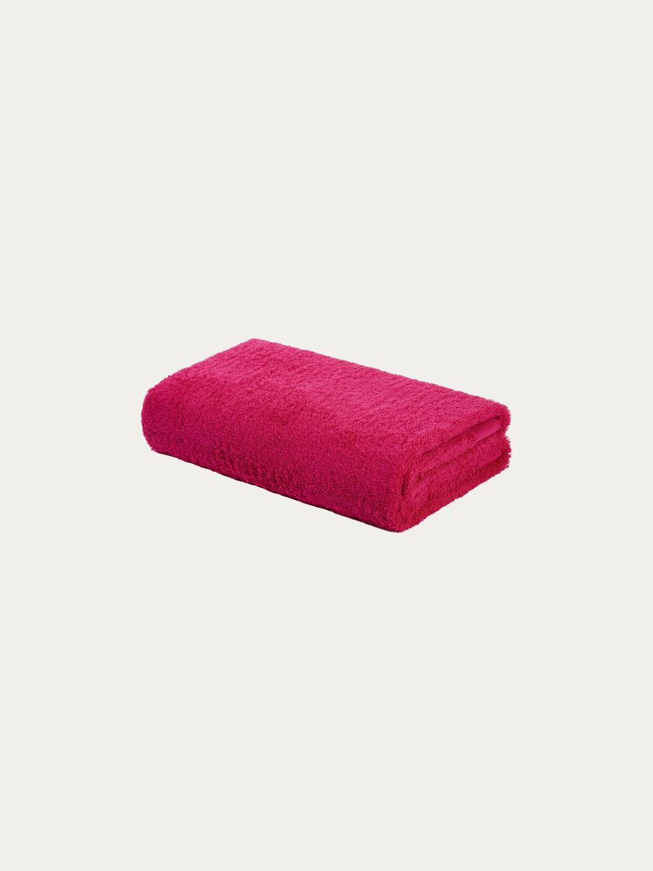 Official flat lay product shot of R Collection rose red cotton bath towel on pure off-white background, wide full-body 1400×700mm size, 640g heavy dense cotton terry loop, matching tone embroidered RESONG TOWELS logo on hem, eye-catching full-body absorbent towel for internet-famous homestay & girl-style household gift set