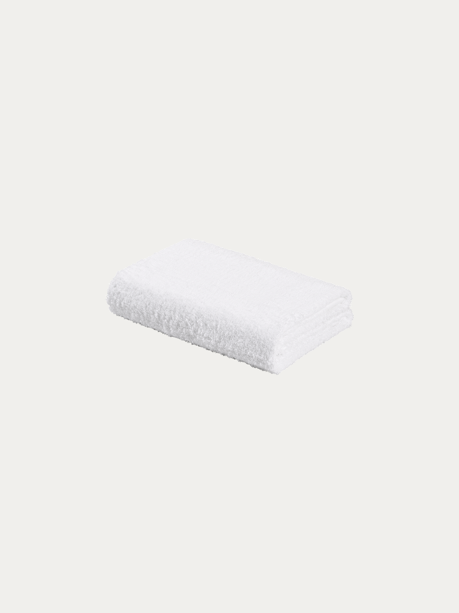 Official flat lay product shot of R Collection white cotton bath towel on pure off-white background, extra large 1400×800mm, 720g heavy dense terry loop, bottom band embroidered with RESONG TOWELS logo, full body wrap water-absorbent large towel for five-star hotel & household use