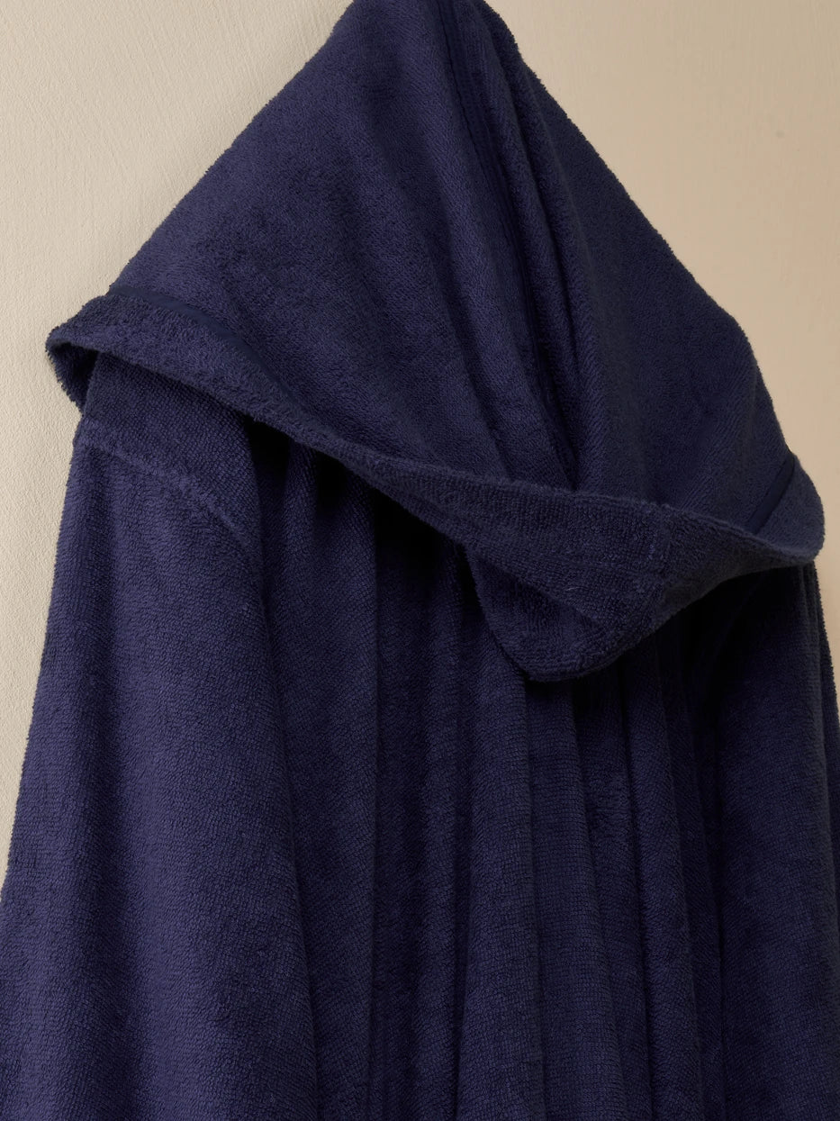 Macro close-up of integrated three-dimensional hood of R Series bathrobe, fully wrapped double-layer cotton terry inside and out, loose three-dimensional hood shape resistant to collapse, neat wrapped stitching, fully displays thick cotton water-absorbent hood structure