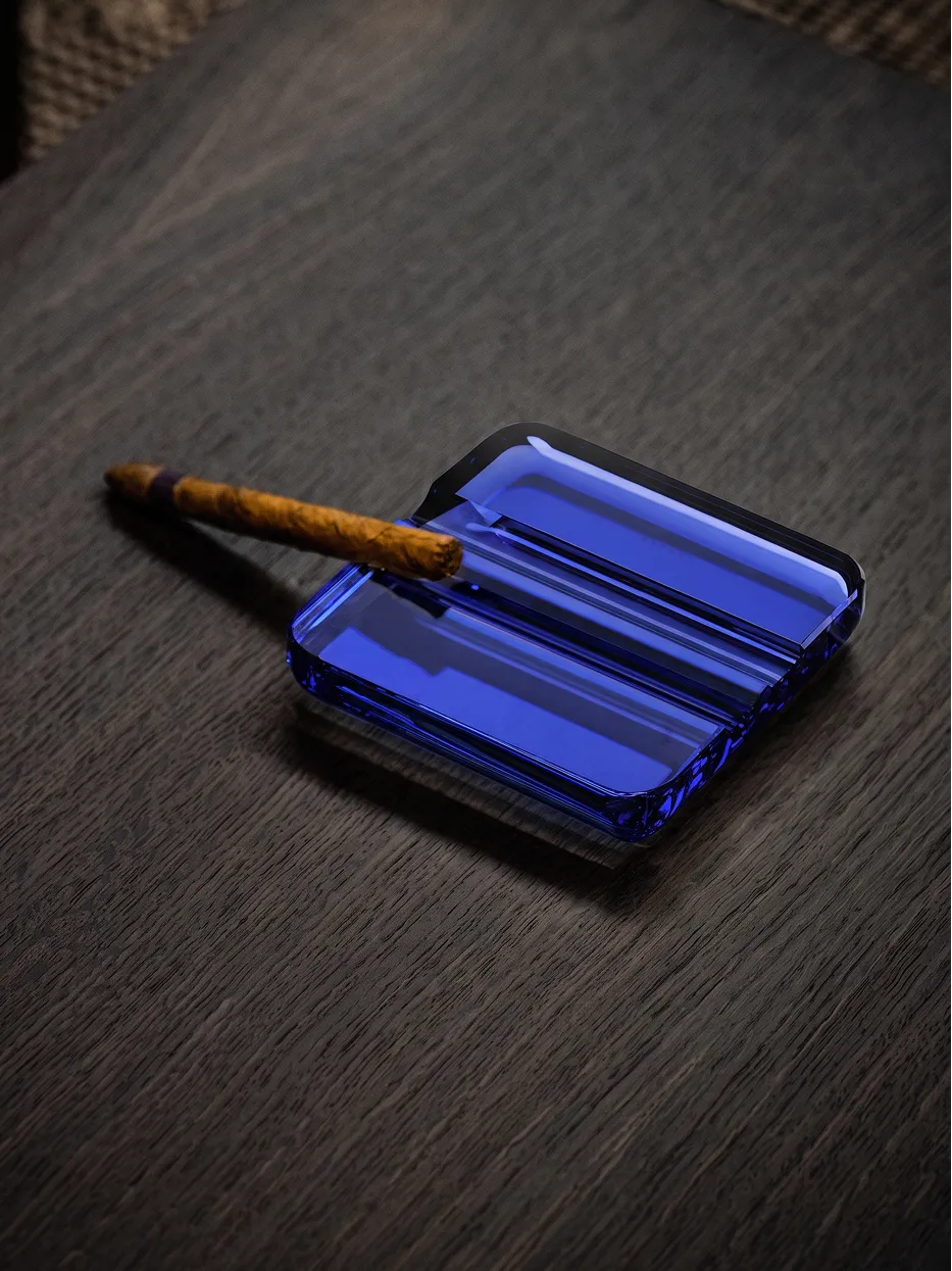 RUIYING Cigar Holder (Blue), transparent crystal cigar rest, luxury cigar accessory placed on dark wooden table
