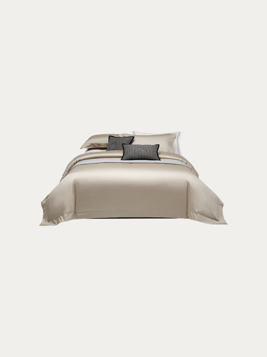 Official flat shot of RESONG HOME SHUMIAN champagne gold silky L-size 4-piece bedding set, 480TC Xinjiang long-staple cotton with eyelet embroidery, light luxury bed linens on off-white background