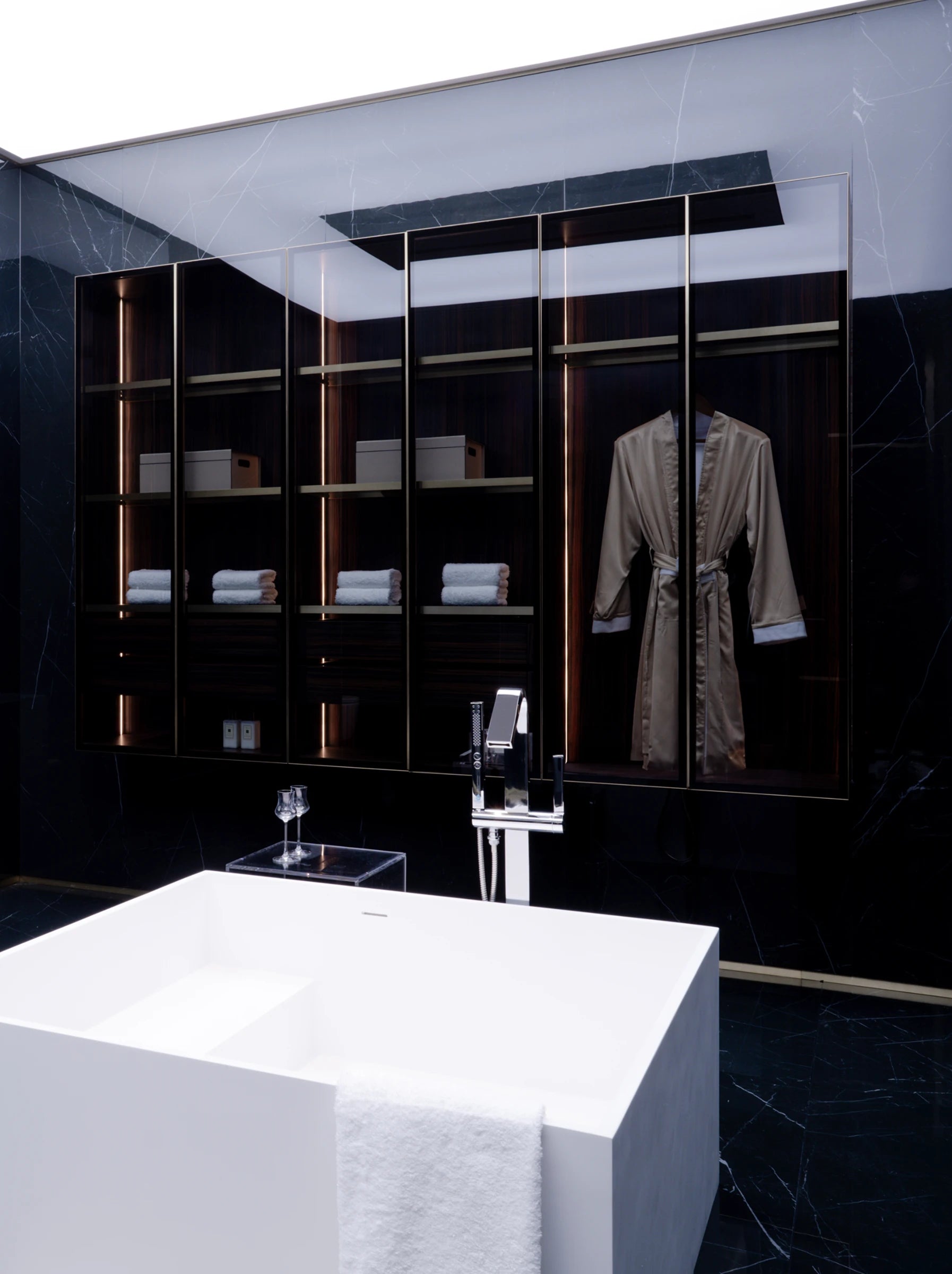 Luxury bathtub area featuring the RESONG HERA Bathrobe and R Towel Collection, designed for a sophisticated hotel-inspired bathroom interior.