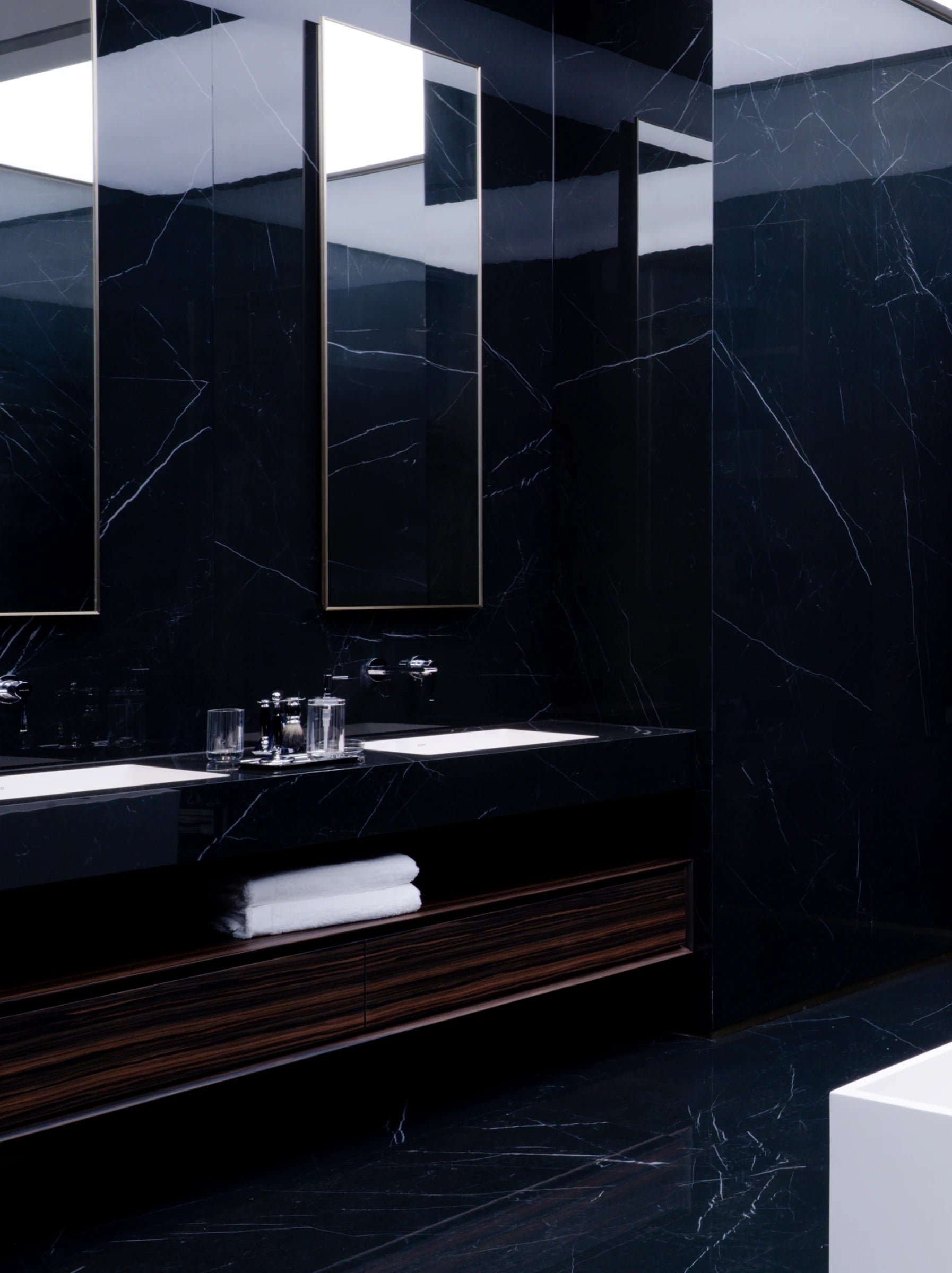 Modern bathroom vanity styled with the RESONG R Towel Collection, XUYU Lotion Bottle and Crystal Long Tray, combining premium bath essentials with minimalist luxury.