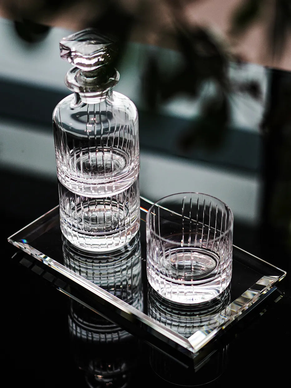 RESONG FILO Whiskey Set featuring a handcrafted crystal whiskey decanter and matching tumbler with precision hand-cut vertical patterns, elegantly displayed on a crystal serving tray for luxury home bar, whisky tasting and contemporary interior styling.