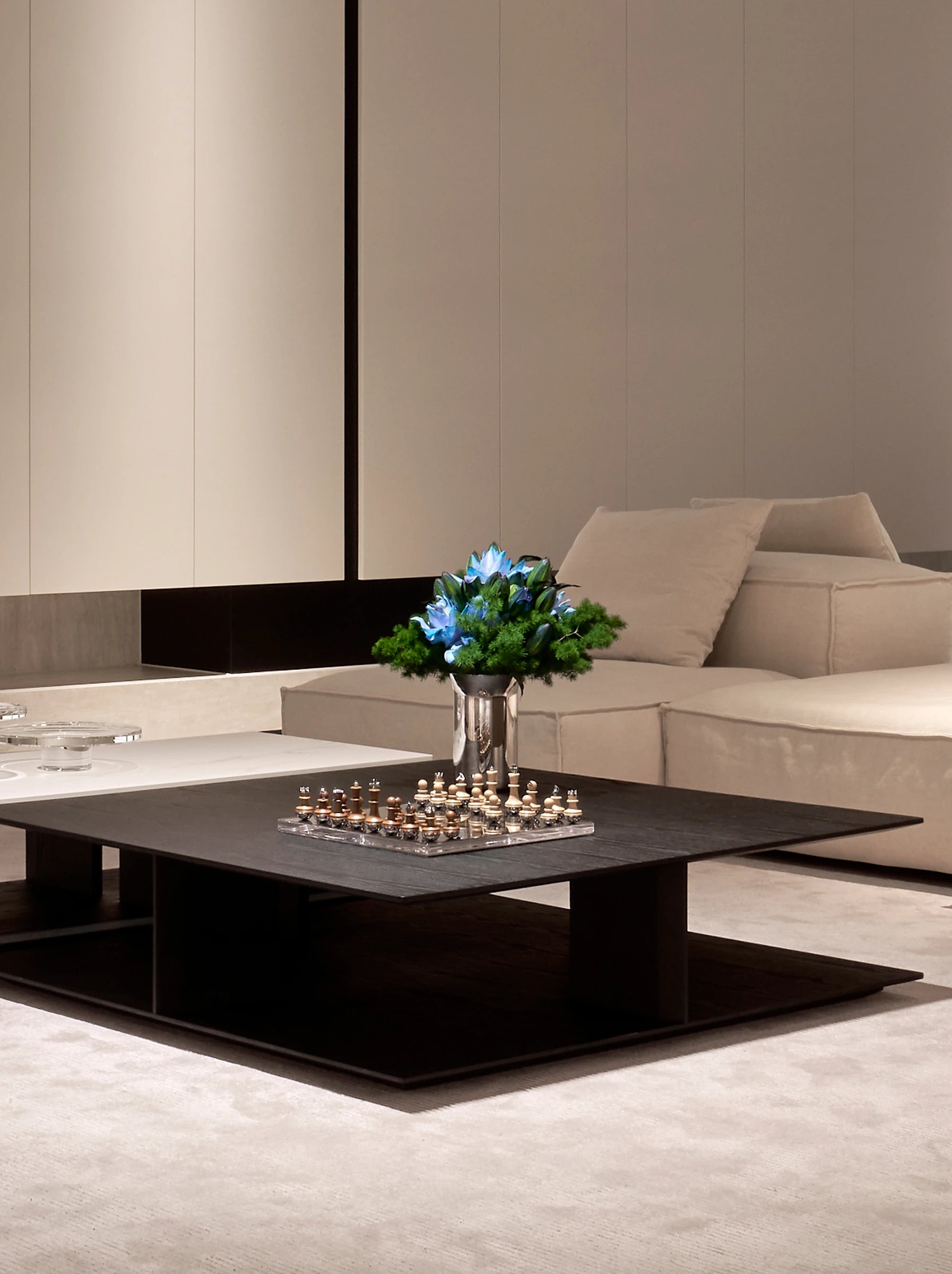 Luxury coffee table styling featuring the RESONG HOME SHEDI Double-Wall Vase with fresh flowers, TORY crystal chess set, STARLIGHT crystal fruit bowl, and XUYU handcrafted crystal décor.