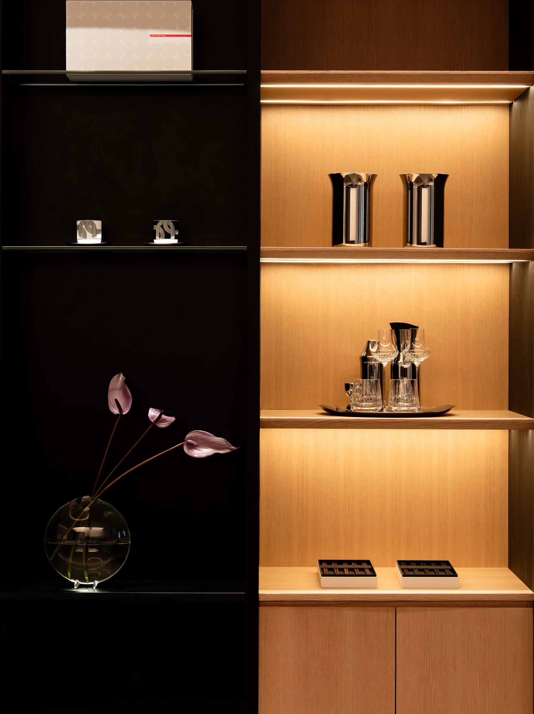 RESONG Home wooden built-in display cabinet with luxury crystal wine & gift collections, featuring 1833 ultra-thin wine glasses & decanter, SHIJI crystal fruit plate, QINGYING glass vase, UNDERGLAZE multicolored tea cups and XUYU hand-carved glassware. Lead-free hand-blown crystal with premium gift box packaging, suitable for wine tasting room, villa dining area, high-end corporate gift showcase, wedding banquet gift display