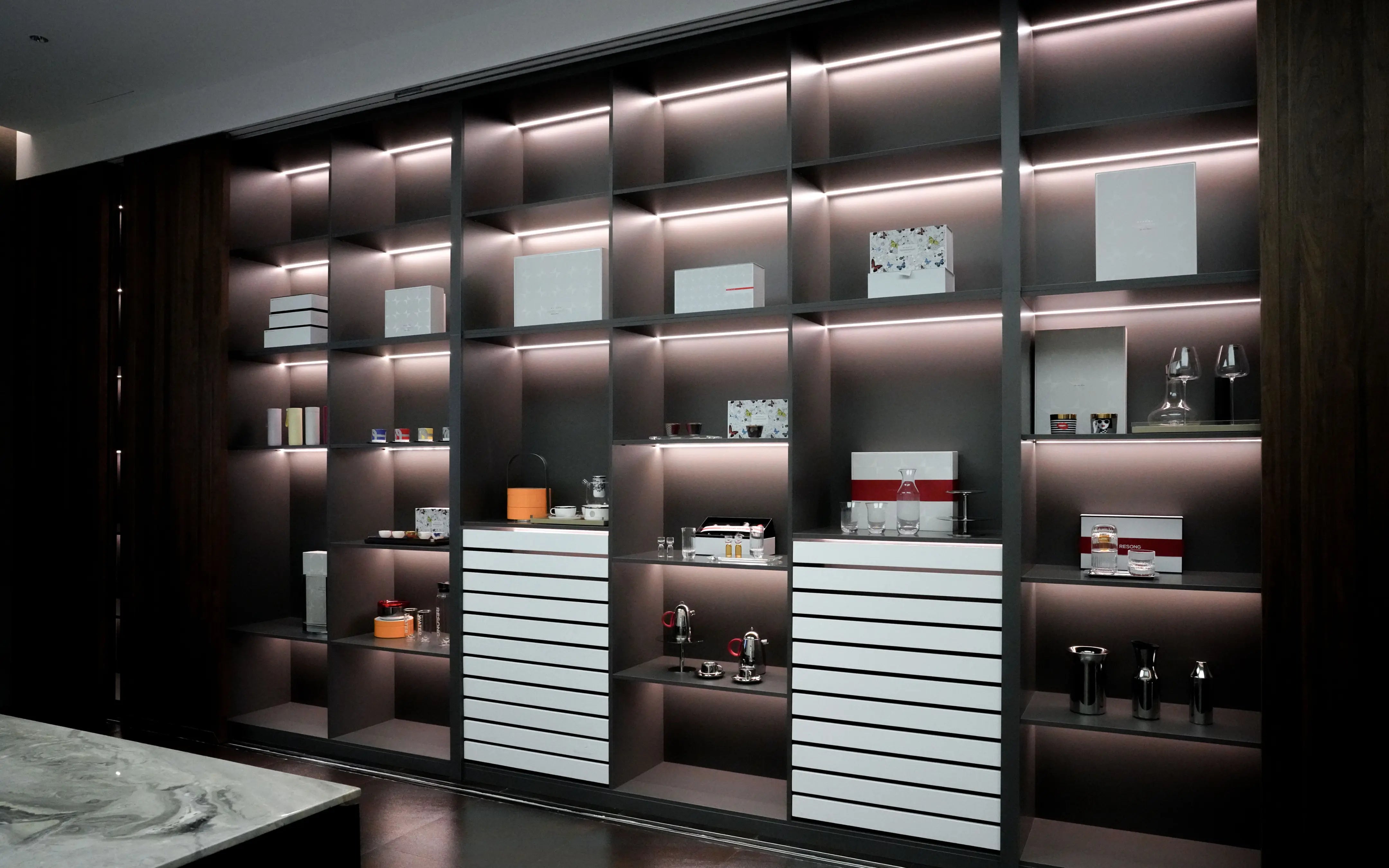 RESONG Home full wall LED-lit luxury barware & tableware display cabinet, featuring ALK, UNDERGLAZE MULTICOLORED Ceramic, DRAGONFLY Lacquer Storage, BUTTERFLY WHISPER Teapot, GUOYUE, Baijiu Glasses, SHEDI, XUYU Hand-Carved, POP, 1833 and RICO Whiskey collections. Premium crystal, ceramic, lacquer and stainless steel homeware, ideal for villa home bar, high-end hotel pantry, luxury retail display, premium corporate gift showcase, modern apartment built-in storage