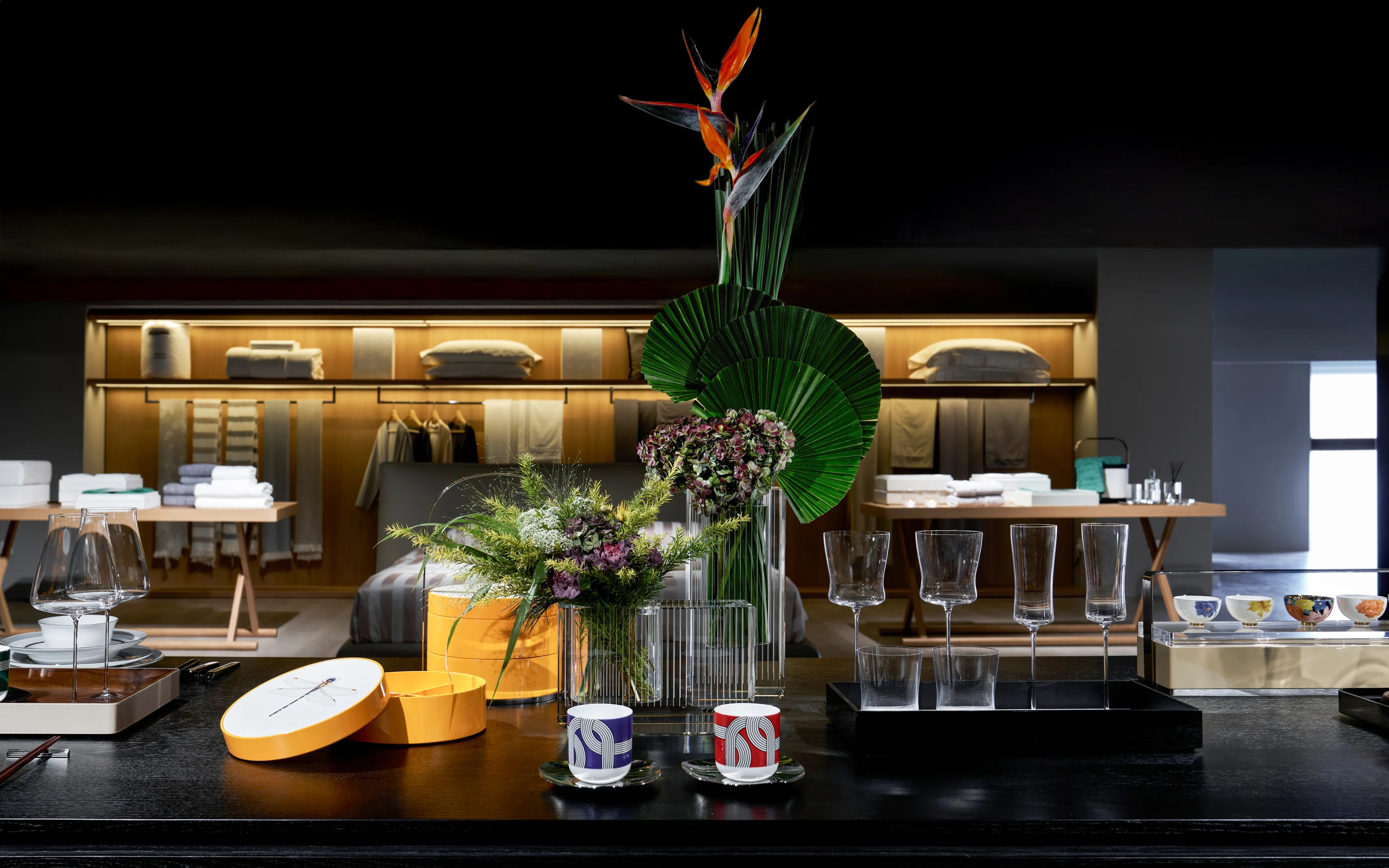 RESONG Home premium tabletop collection on lifestyle showroom display: DRAGONFLY lacquer boxes, ALK ceramic cups, XUYU crystal vases, 1833 crystal glassware, UNDERGLAZE MULTICOLORED cup sets & HD black trays. Handcrafted lacquer, lead-free crystal, fine porcelain. Ideal for villas, model homes, luxury retail and upscale banquets.
