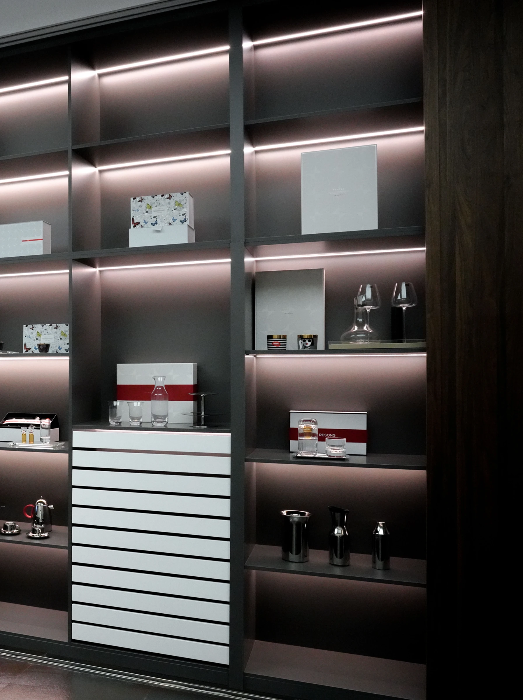 RESONG Home right section LED bar cabinet with metal & crystal barware, featuring SHEDI Mirror Stainless Steel bar tools, 1833 ultra-thin wine glasses, POP Collection cups, RICO Whiskey decanters and Baijiu glass sets. Polished 304 stainless steel & premium crystal, great for luxury hotel suite bar, private cigar club, cocktail bar setup, high-end home bar decor