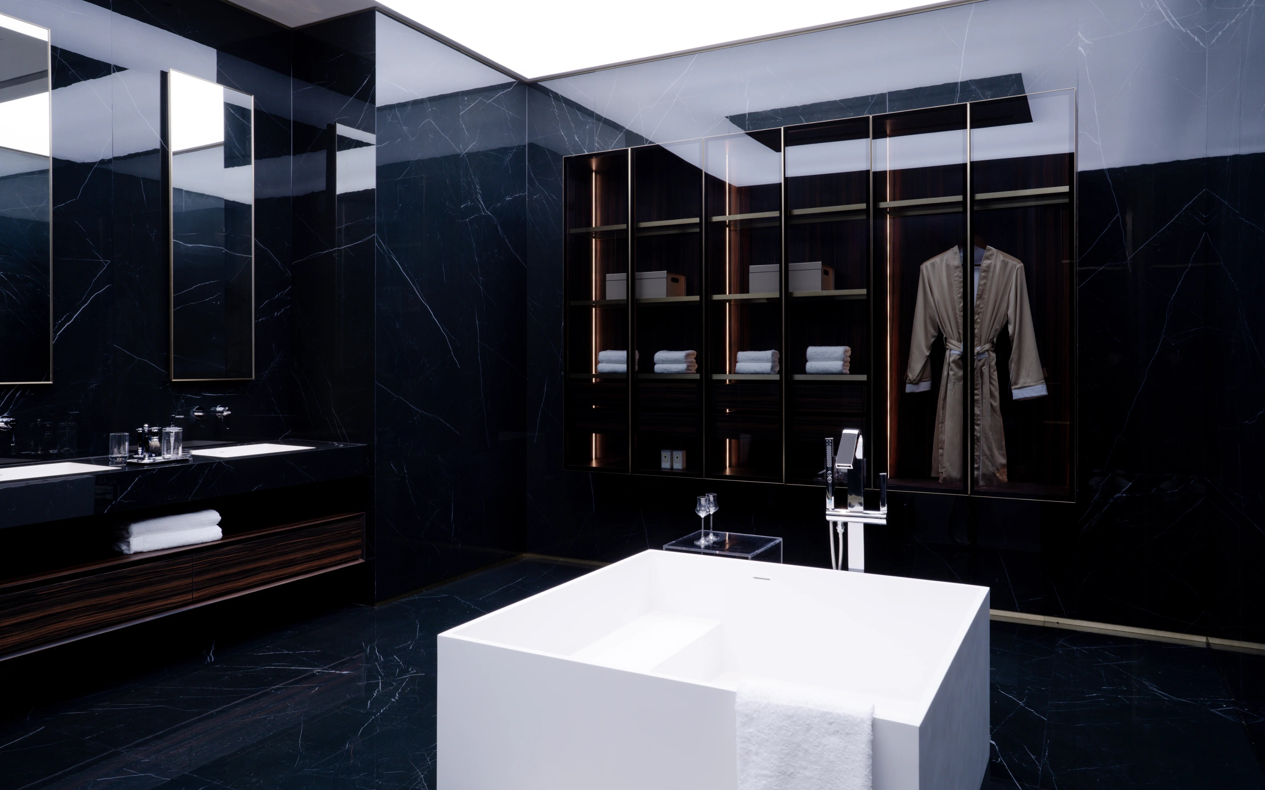 Luxury bathroom featuring the RESONG R Towel Collection, HERA Bathrobe, TRIUMPH Whiskey Collection, XUYU Lotion Bottle and Crystal Long Tray, creating a refined modern bathing space.