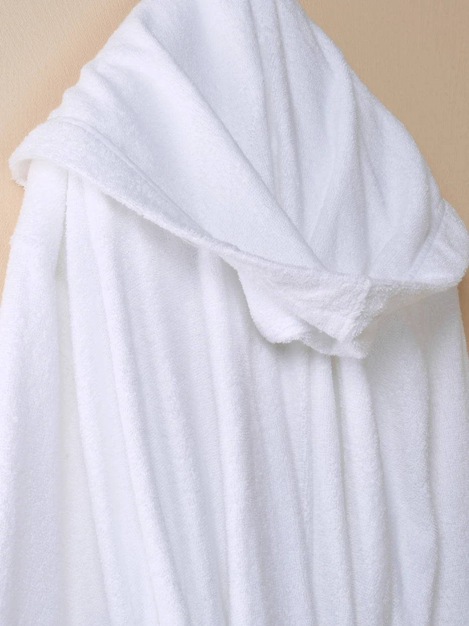 Macro close-up of integrated three-dimensional hood of R Collection bathrobe, fully wrapped double-layer white cotton terry inside and out, loose three-dimensional hood shape resistant to collapse, neat wrapped stitching, fully displays thick cotton water-absorbent hood structure
