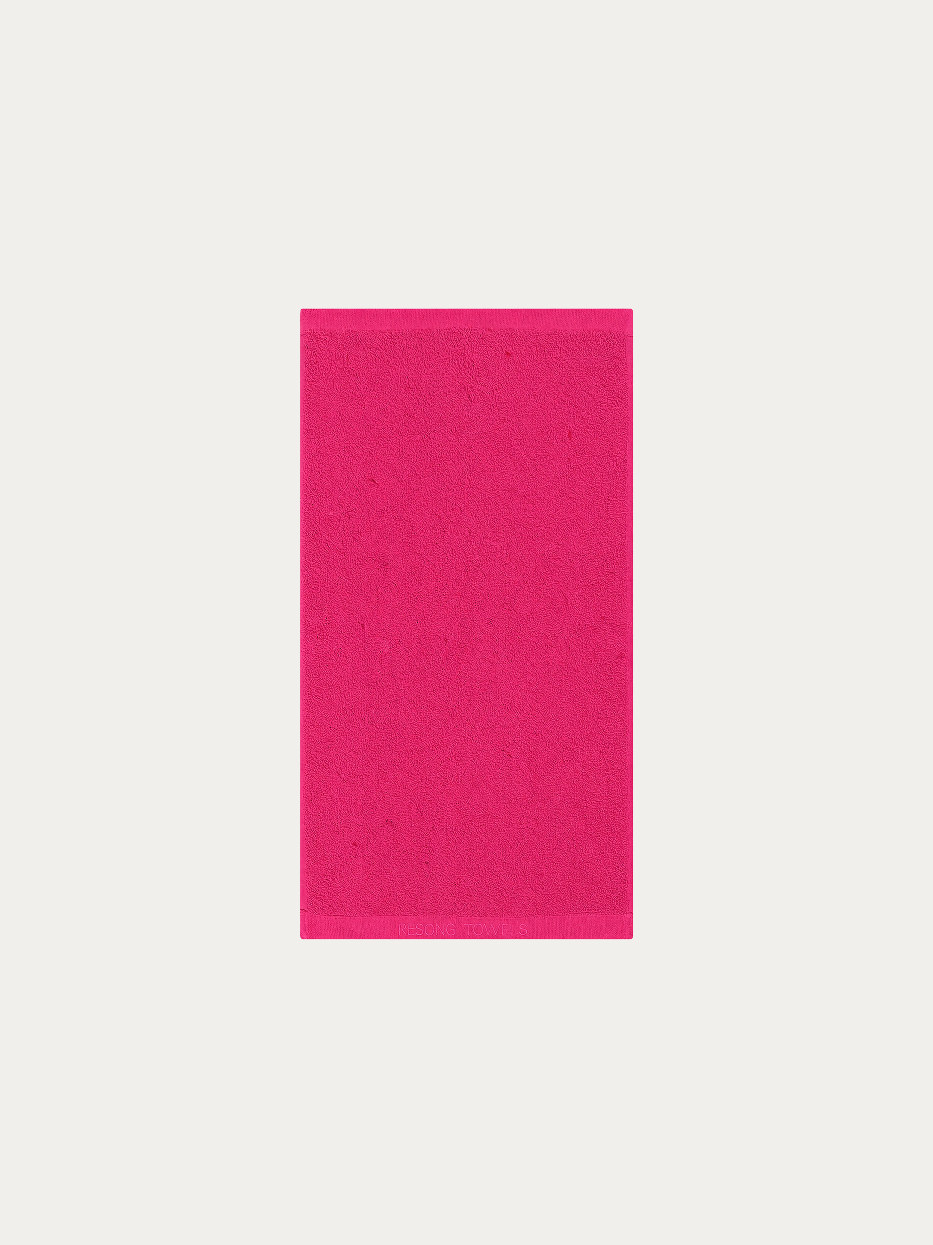 Official flat lay product shot of R Collection rose red cotton bath towel on pure off-white background, wide full-body 1400×700mm size, 640g heavy dense cotton terry loop, matching tone embroidered RESONG TOWELS logo on hem, eye-catching full-body absorbent towel for internet-famous homestay & girl-style household gift set