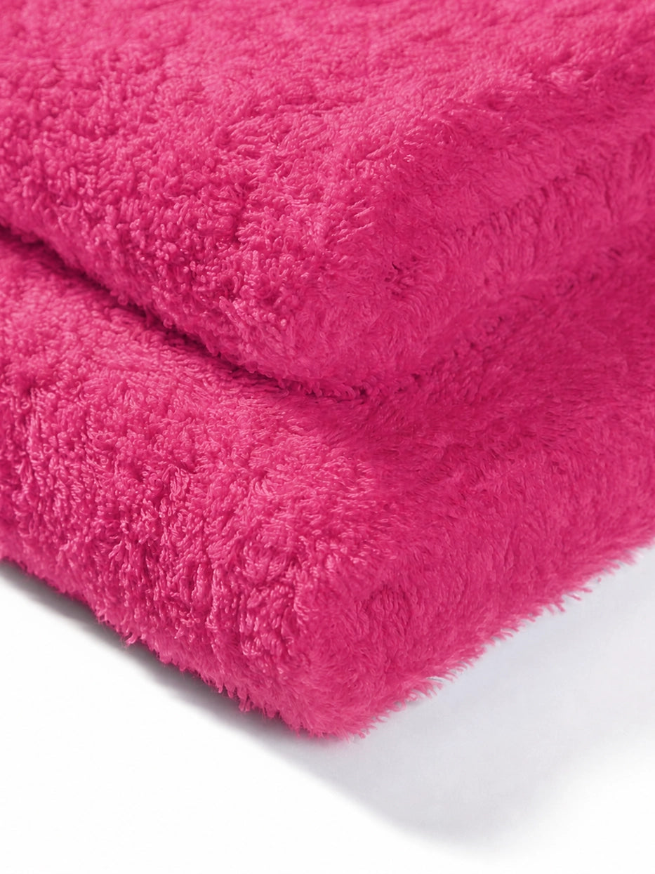 Extreme macro texture close-up of 100% cotton terry of R Collection rose red face towel, full three-dimensional loop terry grain, clearly shows thick 200g heavyweight texture, soft skin-friendly cotton and fast water absorption, dense weave resistant to lint shedding and color fading after repeated washes