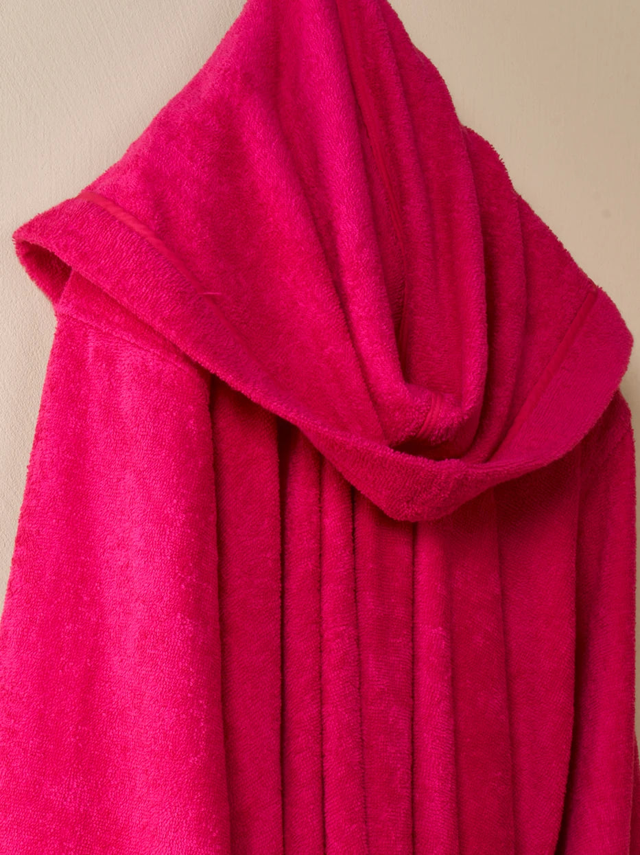 Macro close-up of integrated three-dimensional hood of R Series bathrobe, fully wrapped cotton terry inside and out, loose three-dimensional hood shape, neat wrapped stitching, fully displays thick cotton water-absorbent hood structure