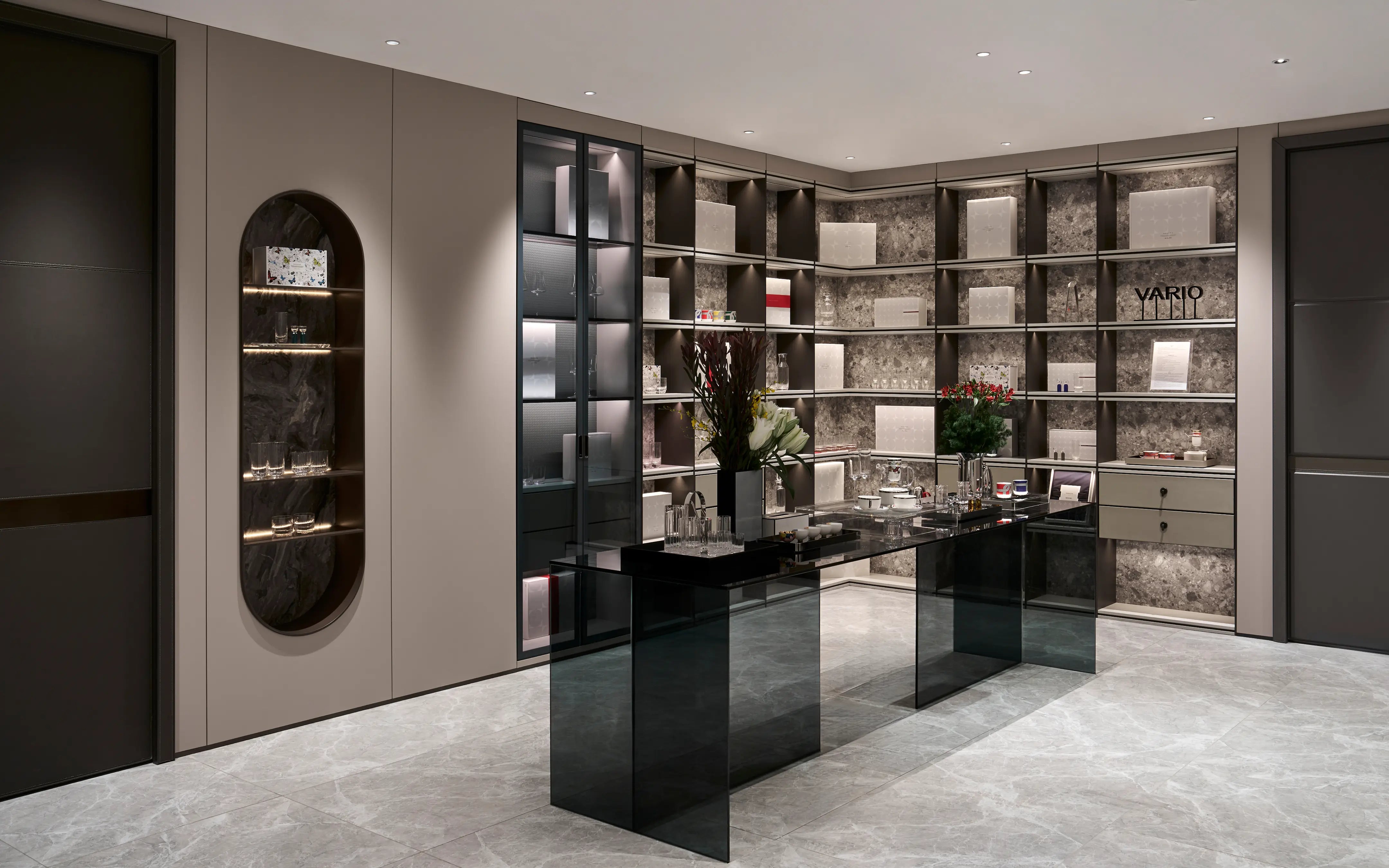 RESONG Home full barware showroom panoramic display, featuring Baijiu Glasses, DEWDROPS, FILO Whiskey, 1833, GENTLEMAN, OPTICAL ART Black Cubic Vase, XUYU, BUTTERFLY WHISPER, ALK, SHEDI, Underglaze Multicolored ceramic collections, hand-cut lead-free crystal & lacquer decor, ideal for villa home bar, 5-star hotel lobby, wedding banquet display, high-end corporate gift exhibition, model home soft furnishing